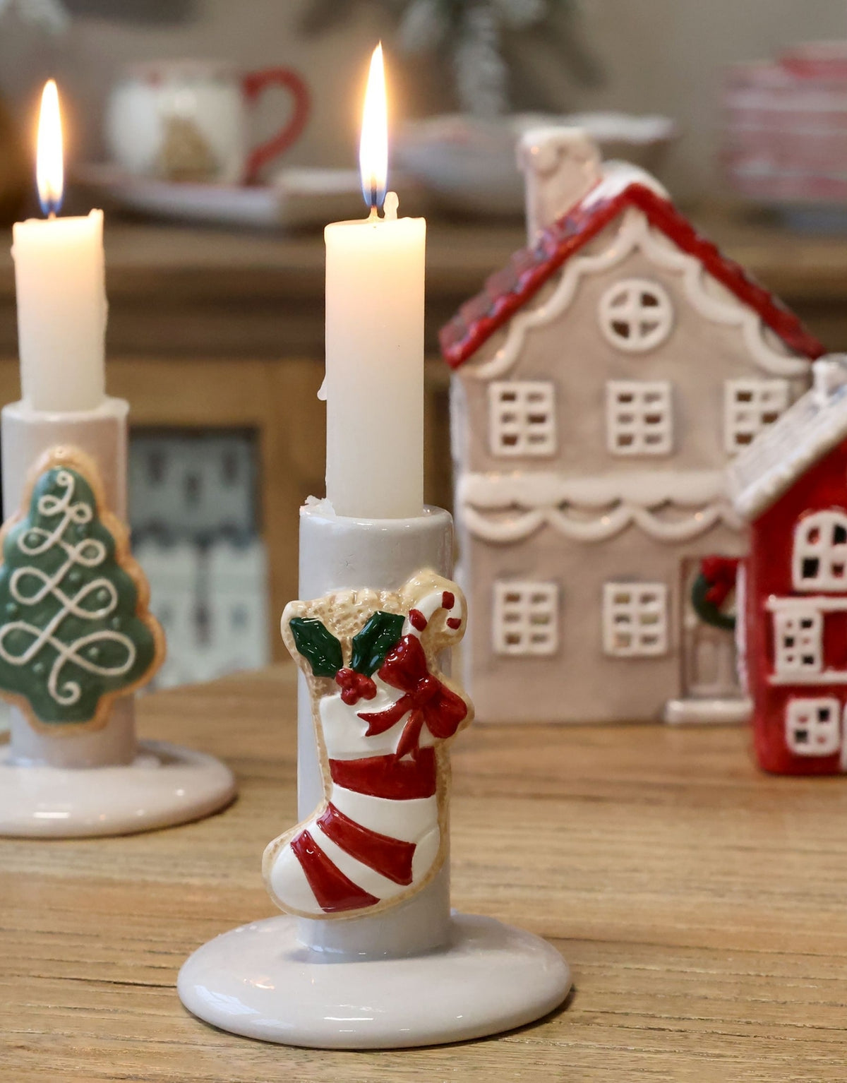 Cremefarbener Kerzenständer mit Weihnachtsstrumpf von Chic Antique aus handbemaltem Dolomit, 10 cm hoch.