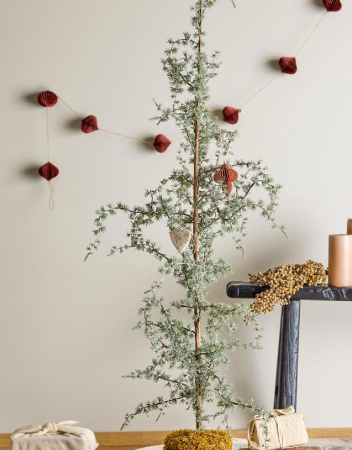 Grüner künstlicher Vita Baum von Bloomingville mit natürlicher Optik und einer Höhe von 150 cm.