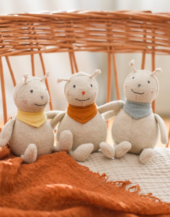 Babyrassel Marienkäfer I Creme/Flieder/Zitronengelb