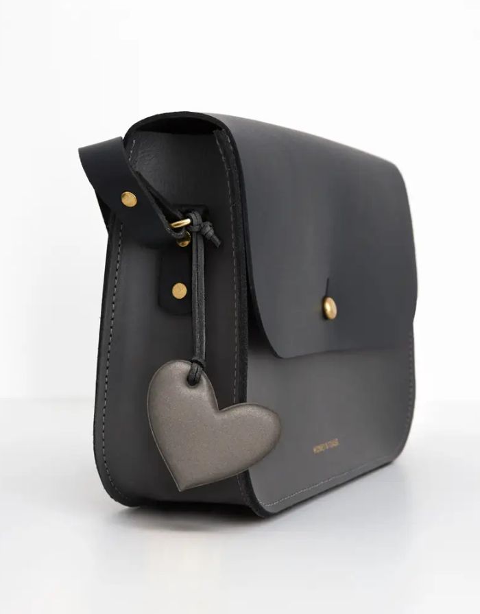 Reflektierender Taschenanhänger Herz in Anthrazit von Firefly Reflectors – aus weichem, lederähnlichem Material mit verstellbarem Band, stilvolles Accessoire für mehr Sichtbarkeit.
