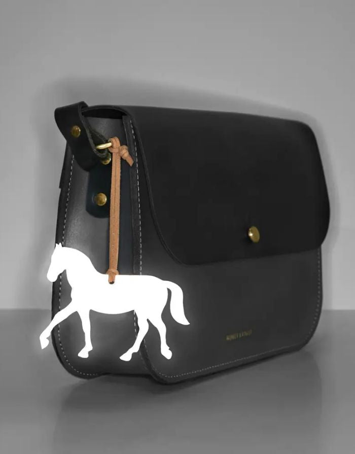 Reflektierender Taschenanhänger Herz in Anthrazit von Firefly Reflectors – aus weichem, lederähnlichem Material mit verstellbarem Band, stilvolles Accessoire für mehr Sichtbarkeit.