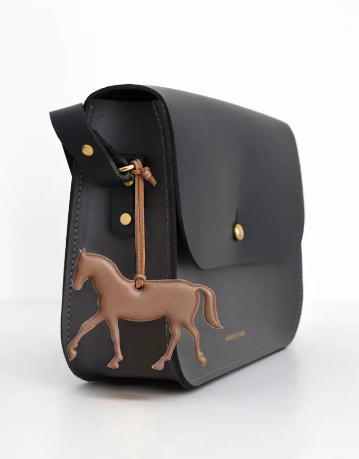 Reflektierender Taschenanhänger Horse in Caramel von Firefly Reflectors – aus weichem, lederähnlichem Material mit verstellbarem Band, stilvolles Accessoire für mehr Sichtbarkeit.