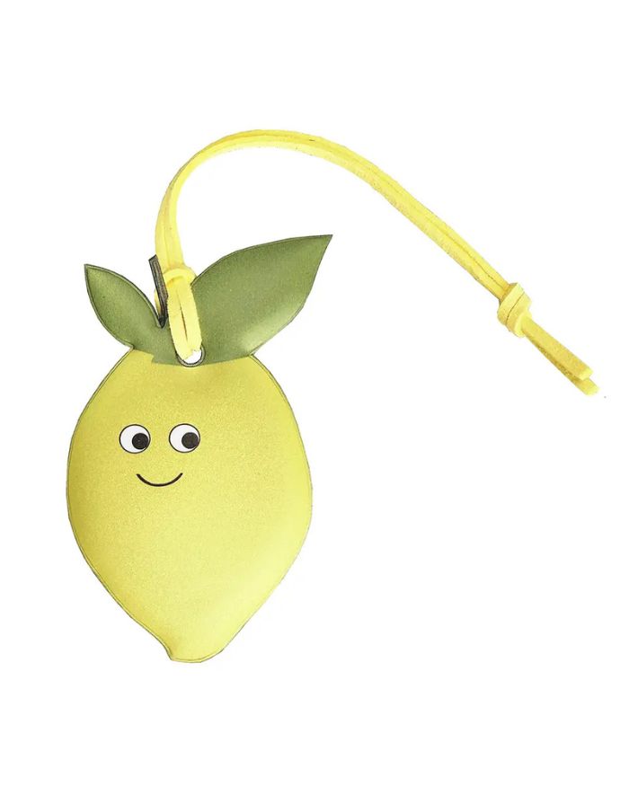 Reflektierender Taschenanhänger Lemon von Firefly Reflectors – aus weichem, lederähnlichem Material mit verstellbarem Band, stylisches Accessoire für bessere Sichtbarkeit.