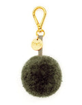 Reflektierender Pom Pom Anhänger in Olivgrün von Firefly Reflectors aus flauschigem Garn mit reflektierendem Faden – dekoratives und sicheres Accessoire für Taschen und Rucksäcke.