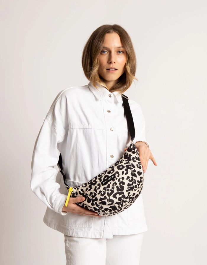 Padded Hip Bag Medium I Leo Splashes Black/Sand