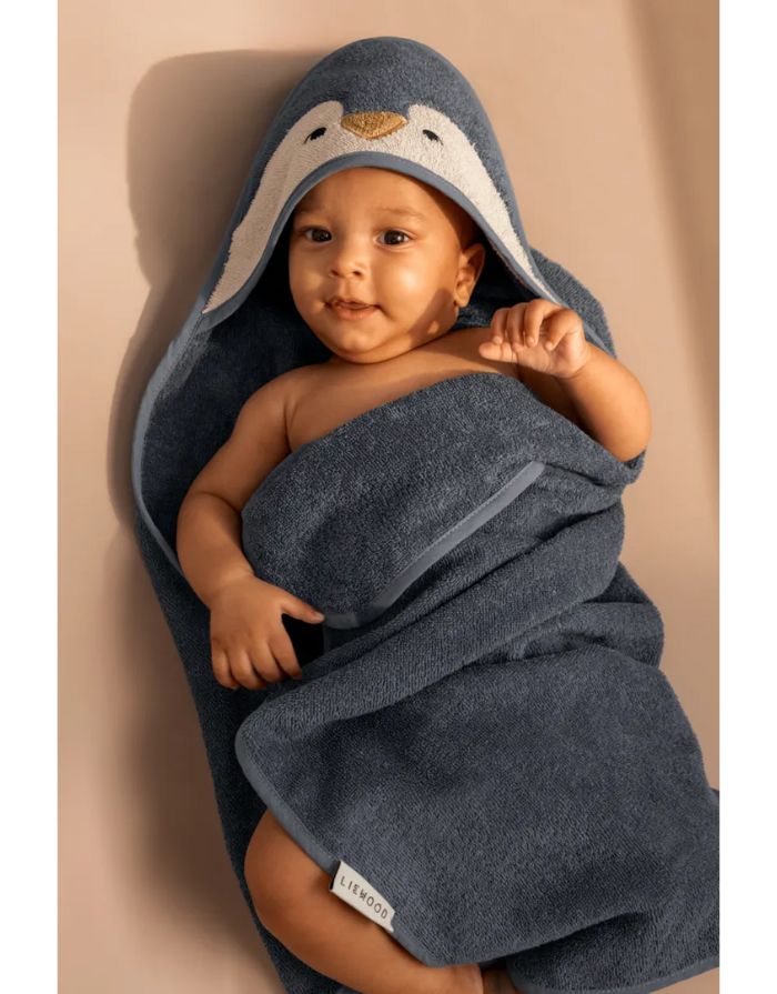 Baby Kapuzenhandtuch Albert Penguin von Liewood aus grauer Bio-Baumwolle mit Pinguin-Kapuze und angenähten Ohren, 70 × 70 cm – weich, saugfähig und nachhaltig.