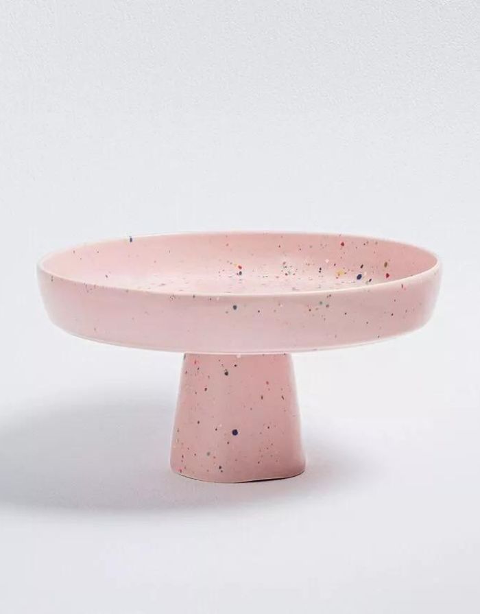 Handgefertigte Kuchenplatte aus Keramik von Egg Back Home in Pink. Ø 28 cm, spülmaschinenfest. Einzigartiges Unikat für Kuchen und Torten