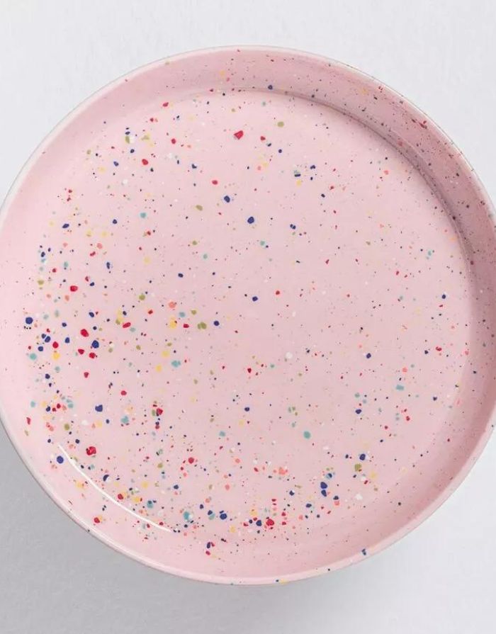 Handgefertigte Kuchenplatte aus Keramik von Egg Back Home in Pink. Ø 28 cm, spülmaschinenfest. Einzigartiges Unikat für Kuchen und Torten von oben
