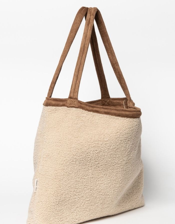 Tasche aus Teddy Stoff in der Farbe Beige mit braunem Henkel