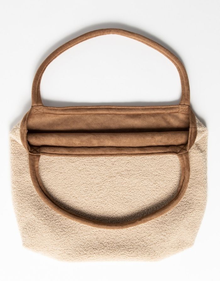 Tasche aus Teddy Stoff in der Farbe Beige mit braunem Henkel