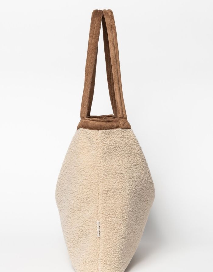 Tasche aus Teddy Stoff in der Farbe Beige mit braunem Henkel