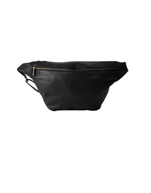 : Schwarze Merla Bauchtasche von Re:Designed aus Leder mit zeitlosem Design und verstellbarem Trageriemen.