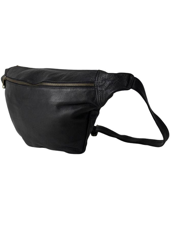 : Schwarze Merla Bauchtasche von Re:Designed aus Leder mit zeitlosem Design und verstellbarem Trageriemen.