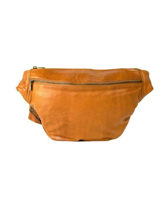 Braune Merla Bauchtasche von Re:Designed aus Leder mit zeitlosem Design und verstellbarem Trageriemen.