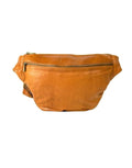 Braune Merla Bauchtasche von Re:Designed aus Leder mit zeitlosem Design und verstellbarem Trageriemen.