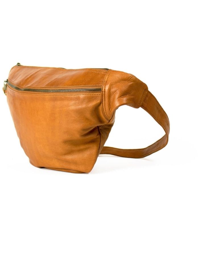 Braune Merla Bauchtasche von Re:Designed aus Leder mit zeitlosem Design und verstellbarem Trageriemen.
